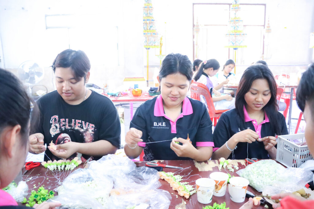 คณะศิลปศาสตร์ มทร.ศรีวิชัย ร่วมสืบสานประเพณีเรือพระ สร้างสรรค์เรือพระวัดสระเกษ สืบทอดศิลปวัฒนธรรมท้องถิ่นภาคใต้ - มทร.ศรีวิชัย (RMUTSV)