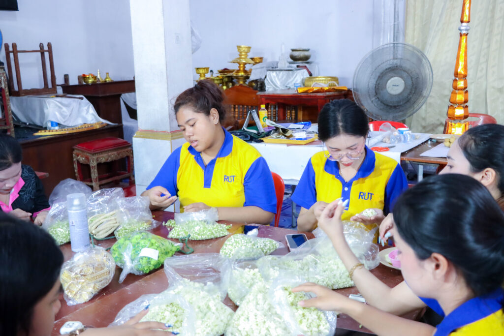 คณะศิลปศาสตร์ มทร.ศรีวิชัย ร่วมสืบสานประเพณีเรือพระ สร้างสรรค์เรือพระวัดสระเกษ สืบทอดศิลปวัฒนธรรมท้องถิ่นภาคใต้ - มทร.ศรีวิชัย (RMUTSV)