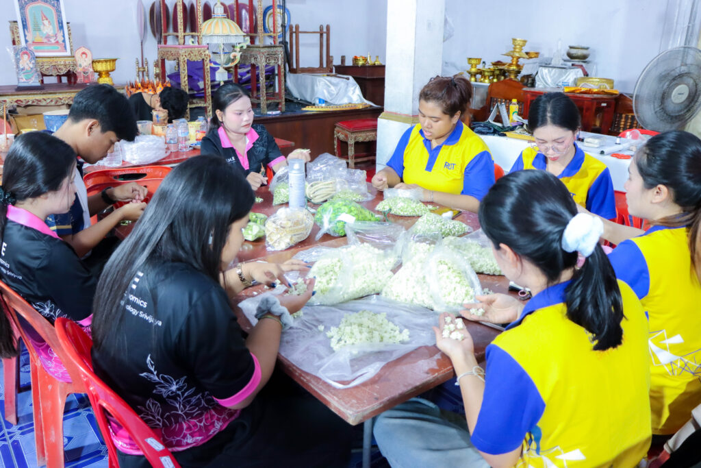คณะศิลปศาสตร์ มทร.ศรีวิชัย ร่วมสืบสานประเพณีเรือพระ สร้างสรรค์เรือพระวัดสระเกษ สืบทอดศิลปวัฒนธรรมท้องถิ่นภาคใต้ - มทร.ศรีวิชัย (RMUTSV)
