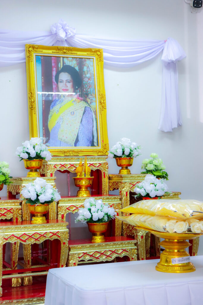 คณะศิลปศาสตร์ มทร.ศรีวิชัย มอบดอกไม้จันทร์เพื่อใช้ในพระราชพิธีถวายพระเพลิง สมเด็จพระนางเจ้าสิริกิติ์ พระบรมราชินีนาถ พระบรมราชชนนีพันปีหลวง - มทร.ศรีวิชัย (RMUTSV)