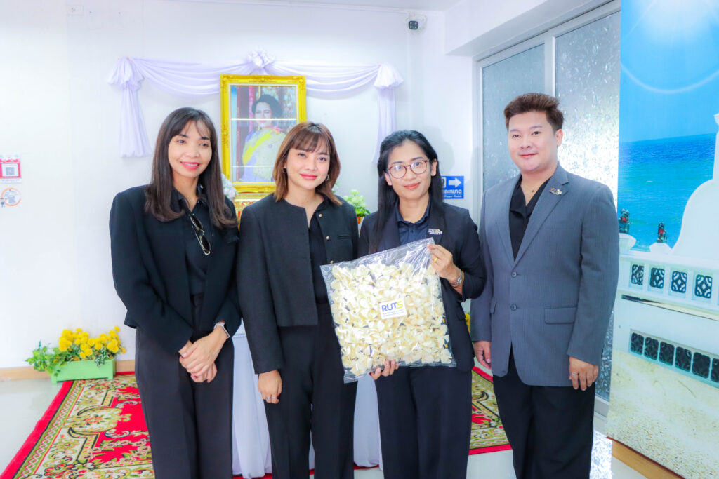 คณะศิลปศาสตร์ มทร.ศรีวิชัย มอบดอกไม้จันทร์เพื่อใช้ในพระราชพิธีถวายพระเพลิง สมเด็จพระนางเจ้าสิริกิติ์ พระบรมราชินีนาถ พระบรมราชชนนีพันปีหลวง - มทร.ศรีวิชัย (RMUTSV)