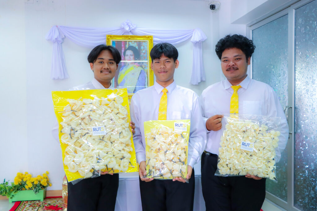 คณะศิลปศาสตร์ มทร.ศรีวิชัย มอบดอกไม้จันทร์เพื่อใช้ในพระราชพิธีถวายพระเพลิง สมเด็จพระนางเจ้าสิริกิติ์ พระบรมราชินีนาถ พระบรมราชชนนีพันปีหลวง - มทร.ศรีวิชัย (RMUTSV)