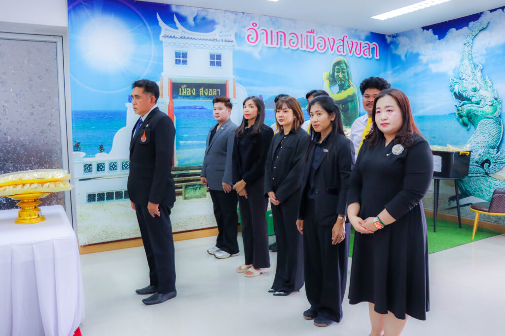 คณะศิลปศาสตร์ มทร.ศรีวิชัย มอบดอกไม้จันทร์เพื่อใช้ในพระราชพิธีถวายพระเพลิง สมเด็จพระนางเจ้าสิริกิติ์ พระบรมราชินีนาถ พระบรมราชชนนีพันปีหลวง - มทร.ศรีวิชัย (RMUTSV)