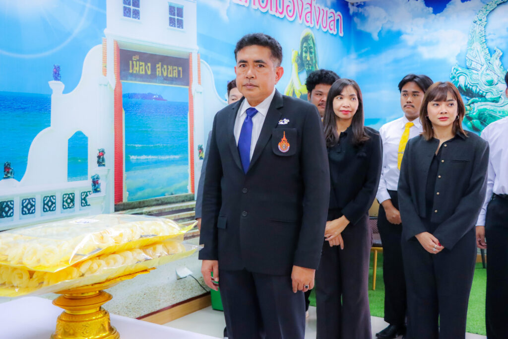 คณะศิลปศาสตร์ มทร.ศรีวิชัย มอบดอกไม้จันทร์เพื่อใช้ในพระราชพิธีถวายพระเพลิง สมเด็จพระนางเจ้าสิริกิติ์ พระบรมราชินีนาถ พระบรมราชชนนีพันปีหลวง - มทร.ศรีวิชัย (RMUTSV)