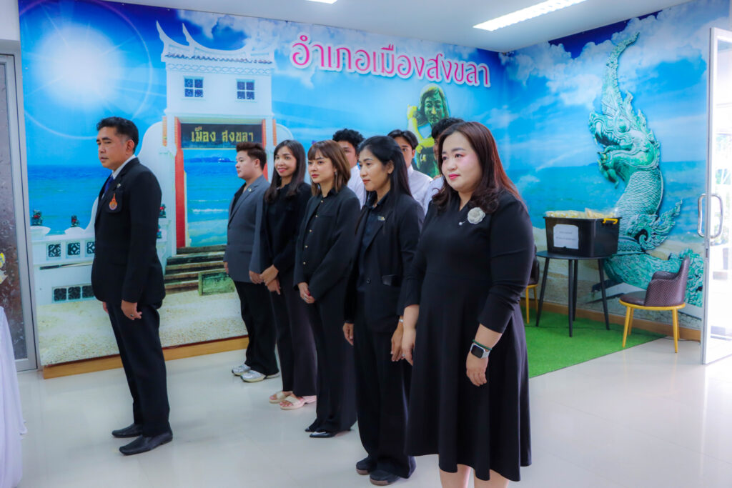 คณะศิลปศาสตร์ มทร.ศรีวิชัย มอบดอกไม้จันทร์เพื่อใช้ในพระราชพิธีถวายพระเพลิง สมเด็จพระนางเจ้าสิริกิติ์ พระบรมราชินีนาถ พระบรมราชชนนีพันปีหลวง - มทร.ศรีวิชัย (RMUTSV)