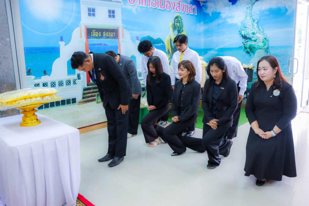 คณะศิลปศาสตร์ มทร.ศรีวิชัย มอบดอกไม้จันทร์เพื่อใช้ในพระราชพิธีถวายพระเพลิง สมเด็จพระนางเจ้าสิริกิติ์ พระบรมราชินีนาถ พระบรมราชชนนีพันปีหลวง - มทร.ศรีวิชัย (RMUTSV)