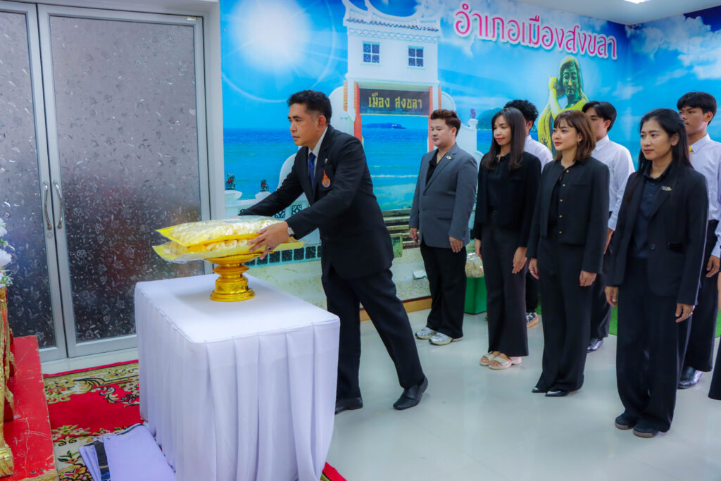 คณะศิลปศาสตร์ มทร.ศรีวิชัย มอบดอกไม้จันทร์เพื่อใช้ในพระราชพิธีถวายพระเพลิง สมเด็จพระนางเจ้าสิริกิติ์ พระบรมราชินีนาถ พระบรมราชชนนีพันปีหลวง - มทร.ศรีวิชัย (RMUTSV)