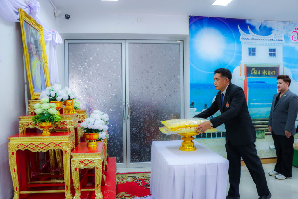 คณะศิลปศาสตร์ มทร.ศรีวิชัย มอบดอกไม้จันทร์เพื่อใช้ในพระราชพิธีถวายพระเพลิง สมเด็จพระนางเจ้าสิริกิติ์ พระบรมราชินีนาถ พระบรมราชชนนีพันปีหลวง - มทร.ศรีวิชัย (RMUTSV)