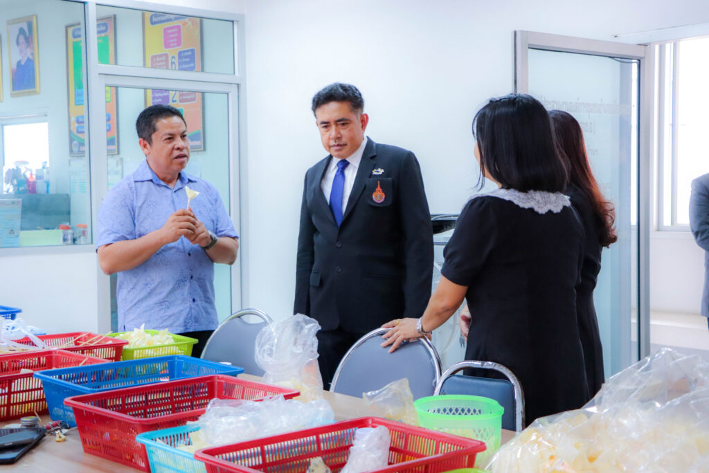 คณะศิลปศาสตร์ มทร.ศรีวิชัย มอบดอกไม้จันทร์เพื่อใช้ในพระราชพิธีถวายพระเพลิง สมเด็จพระนางเจ้าสิริกิติ์ พระบรมราชินีนาถ พระบรมราชชนนีพันปีหลวง - มทร.ศรีวิชัย (RMUTSV)