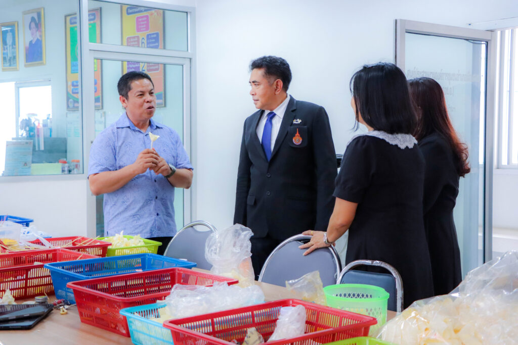 คณะศิลปศาสตร์ มทร.ศรีวิชัย มอบดอกไม้จันทร์เพื่อใช้ในพระราชพิธีถวายพระเพลิง สมเด็จพระนางเจ้าสิริกิติ์ พระบรมราชินีนาถ พระบรมราชชนนีพันปีหลวง - มทร.ศรีวิชัย (RMUTSV)