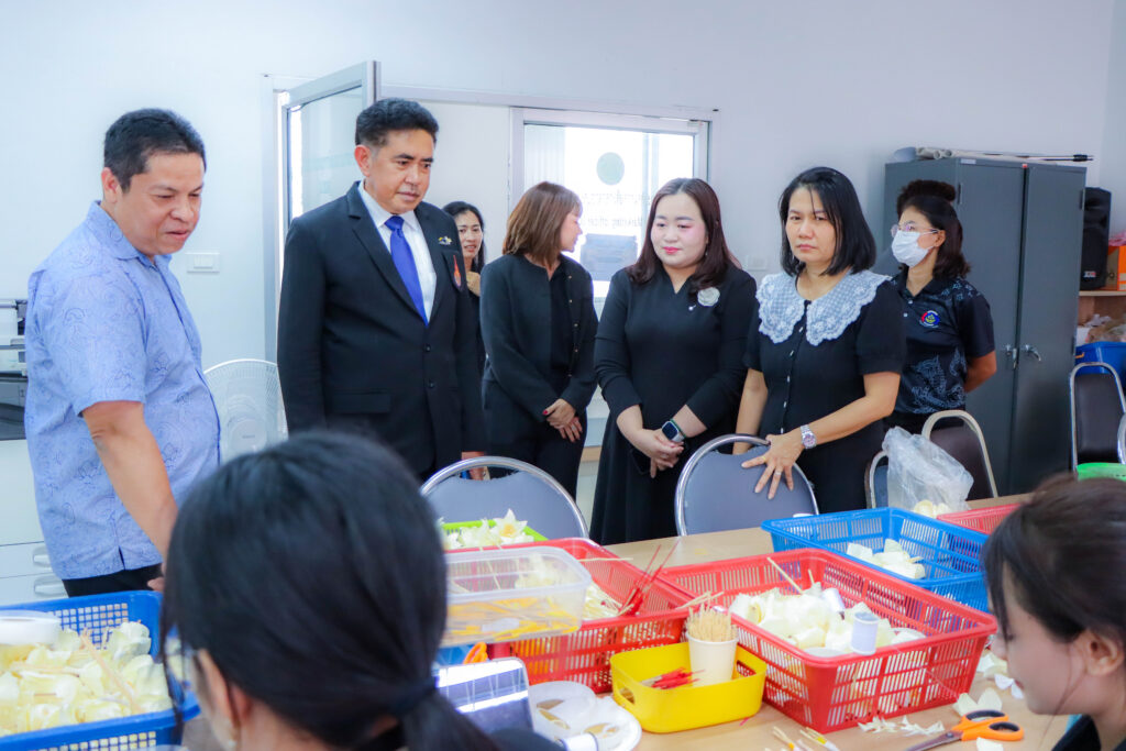 คณะศิลปศาสตร์ มทร.ศรีวิชัย มอบดอกไม้จันทร์เพื่อใช้ในพระราชพิธีถวายพระเพลิง สมเด็จพระนางเจ้าสิริกิติ์ พระบรมราชินีนาถ พระบรมราชชนนีพันปีหลวง - มทร.ศรีวิชัย (RMUTSV)