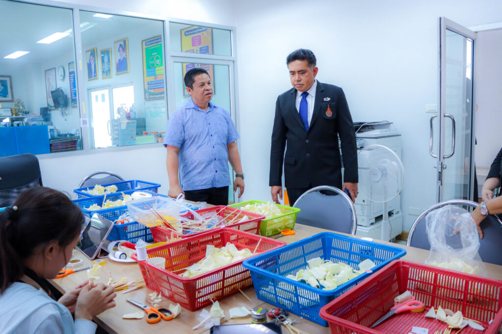 คณะศิลปศาสตร์ มทร.ศรีวิชัย มอบดอกไม้จันทร์เพื่อใช้ในพระราชพิธีถวายพระเพลิง สมเด็จพระนางเจ้าสิริกิติ์ พระบรมราชินีนาถ พระบรมราชชนนีพันปีหลวง - มทร.ศรีวิชัย (RMUTSV)